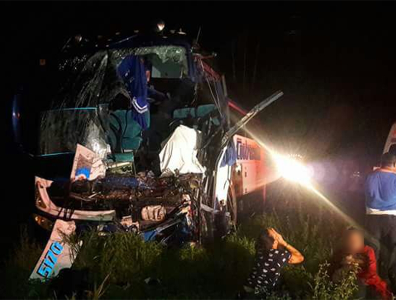 Choque de bus con camión deja a sus conductores muertos