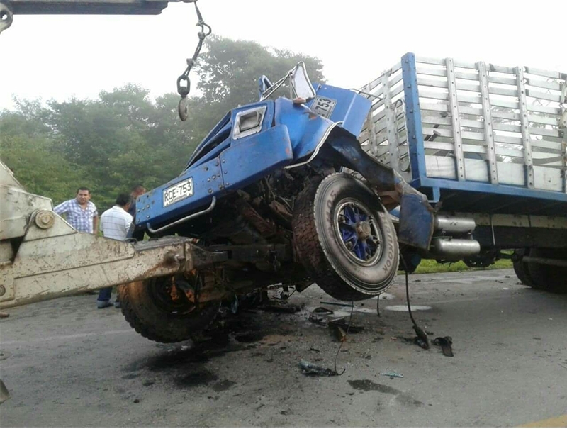 Así quedó camión que chocó contra bus de Cootracosta