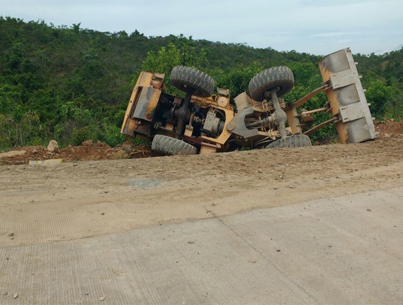 Un cargador se volteó dejando un muerto y dos heridos