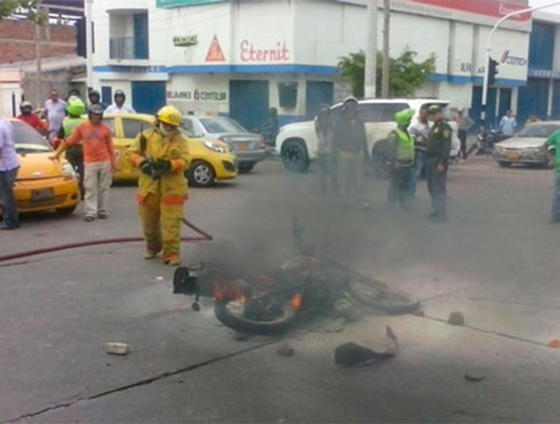 Así queman las motos a los delincuentes en Valledupar