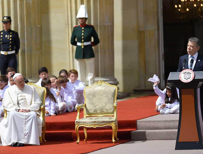 ‘Confiamos que su visita abra el corazón los colombianos a la paz’: Santos