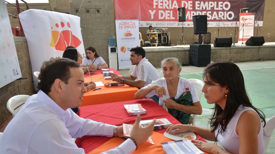 Comfacesar realizó la feria del empleo y el empresario