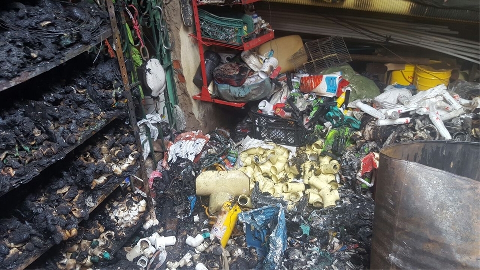 Le robaron seis veces y ahora le quemaron la ferretería