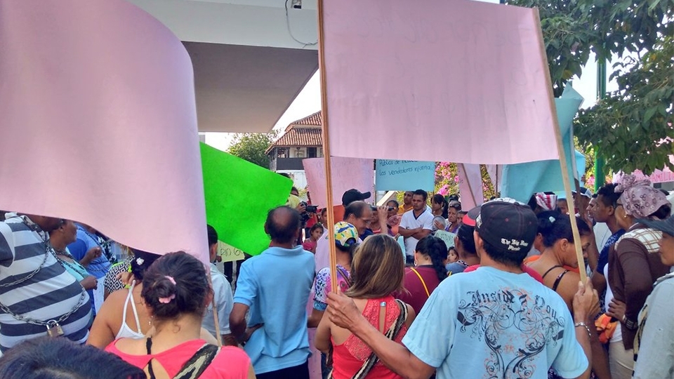 Vendedores de Hurtado se amarraron en la alcaldía