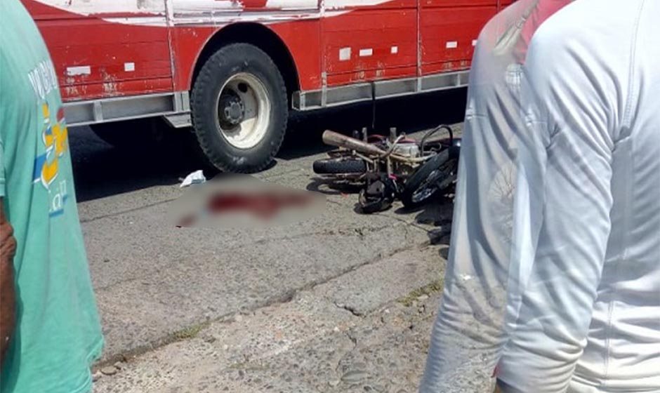Bajo pronóstico reservado, motociclista que chocó contra camión