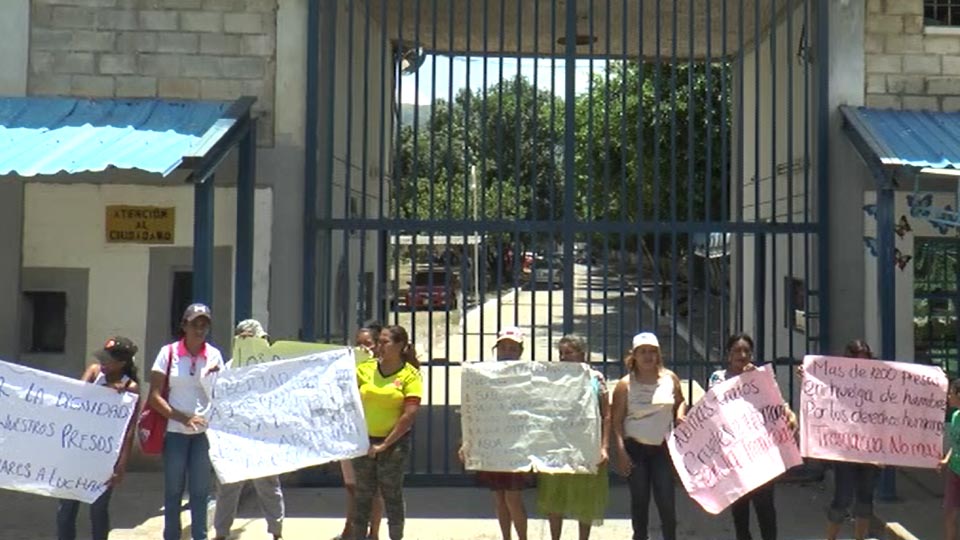 Protesta de los familiares de los presos de la Penitenciaría