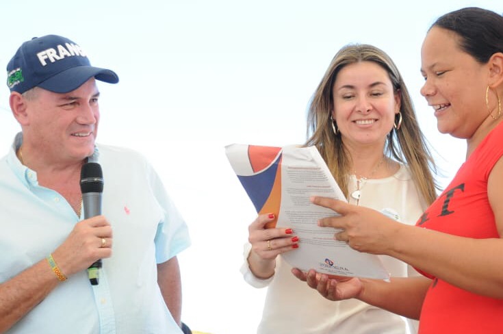 Gobernador Franco Ovalle entregó escrituras de viviendas en Astrea, Cesar.